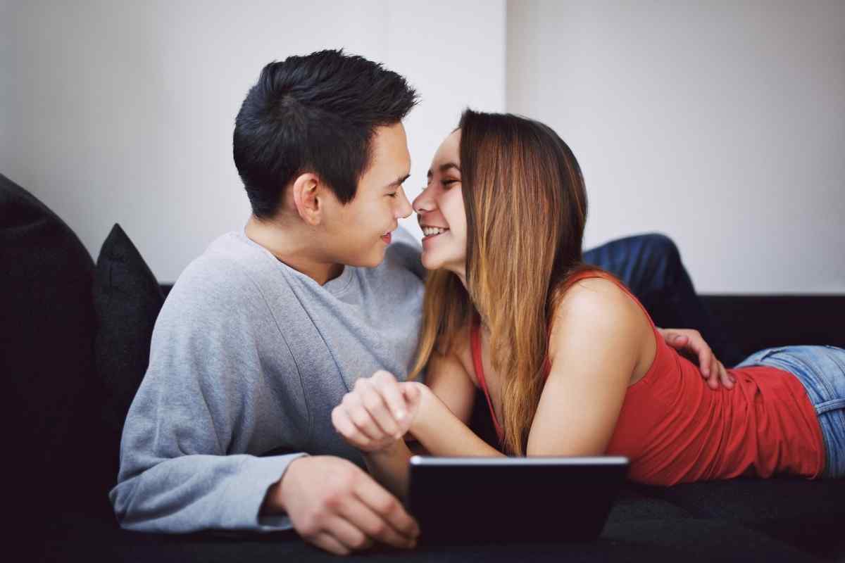 A man speaking directly and comfortably with an Aquarius woman who is genuinely engaged